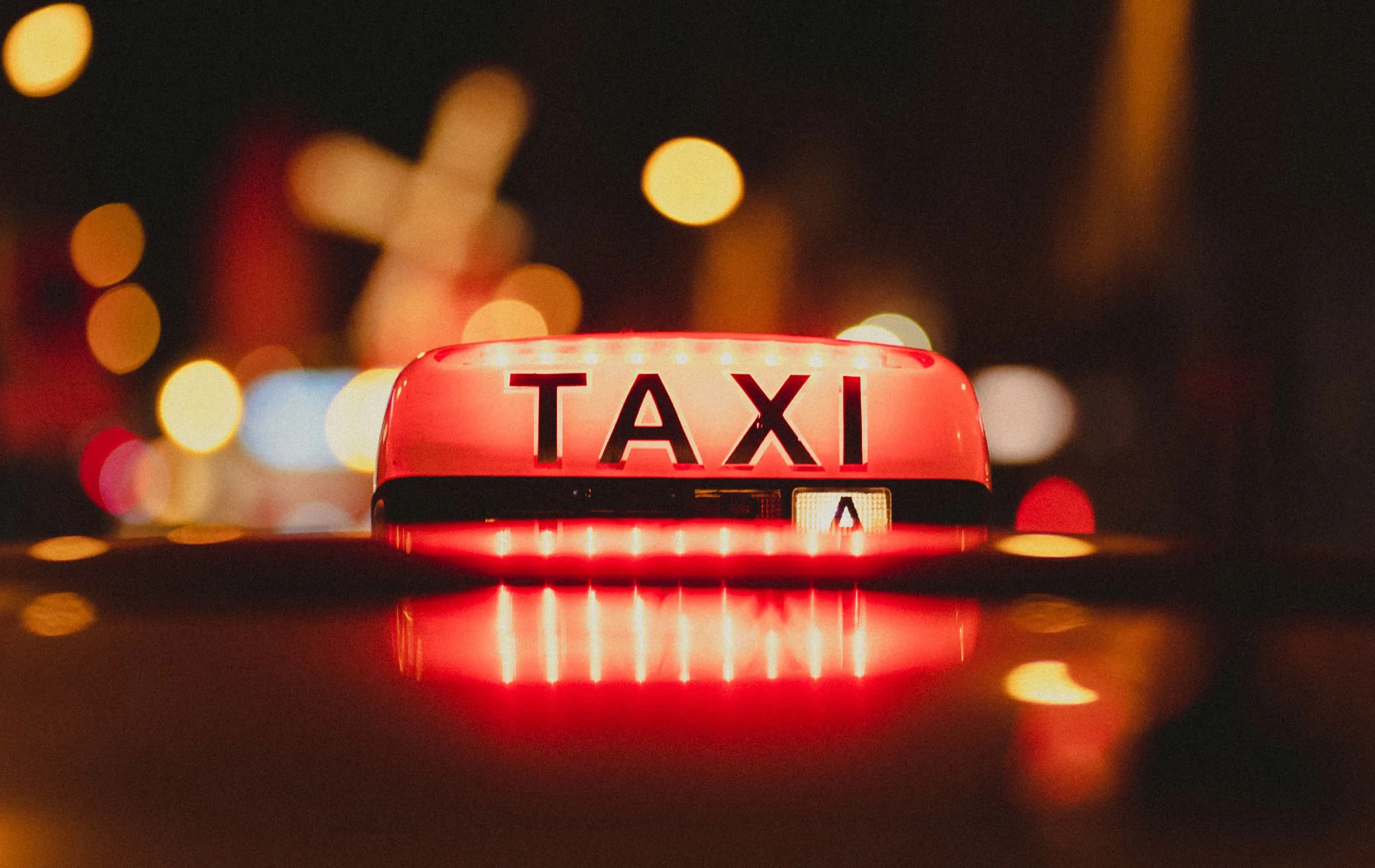 Enseigne de taxi allumée la nuit.